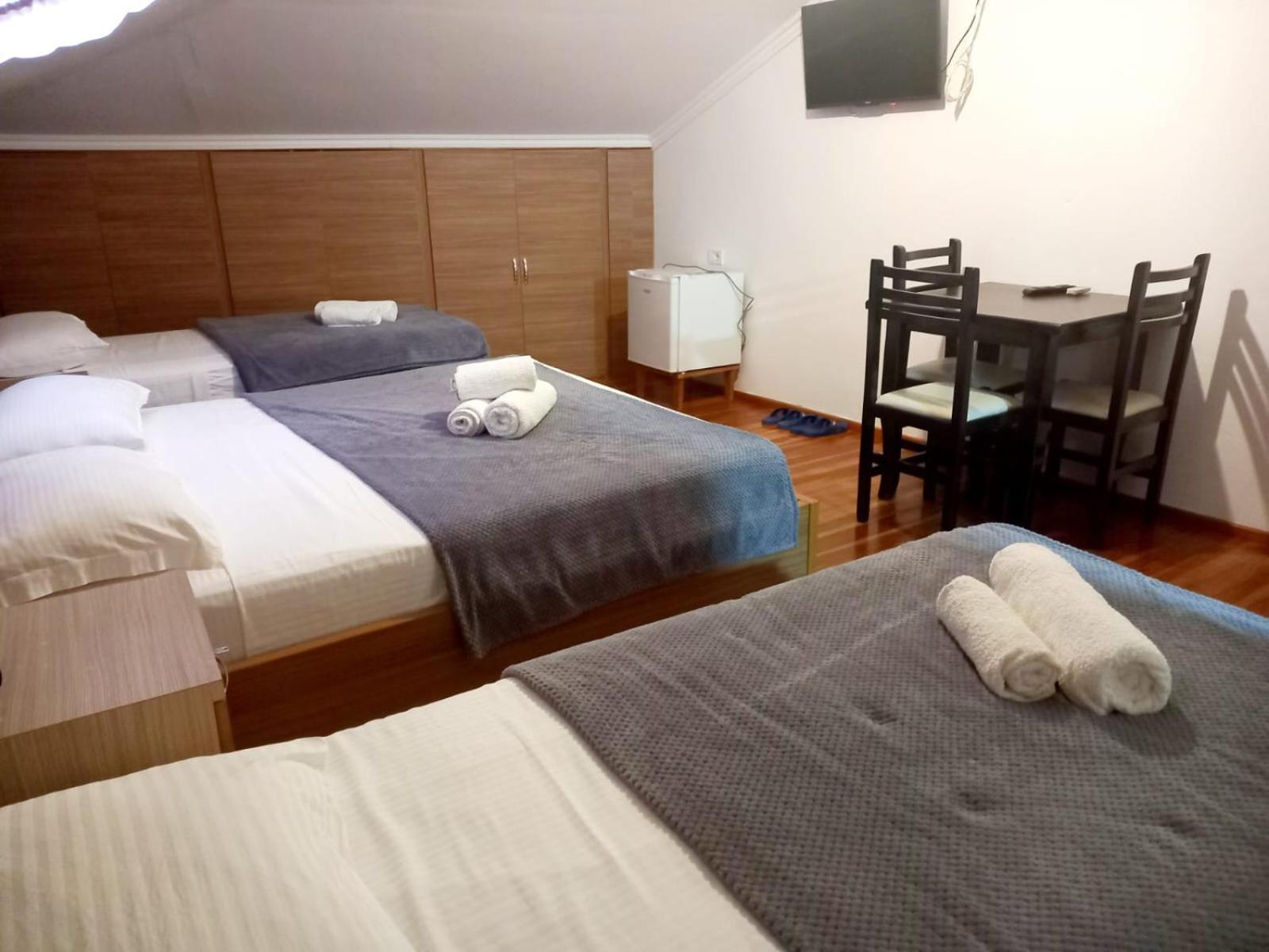 Hotel Demaj ベラト エクステリア 写真