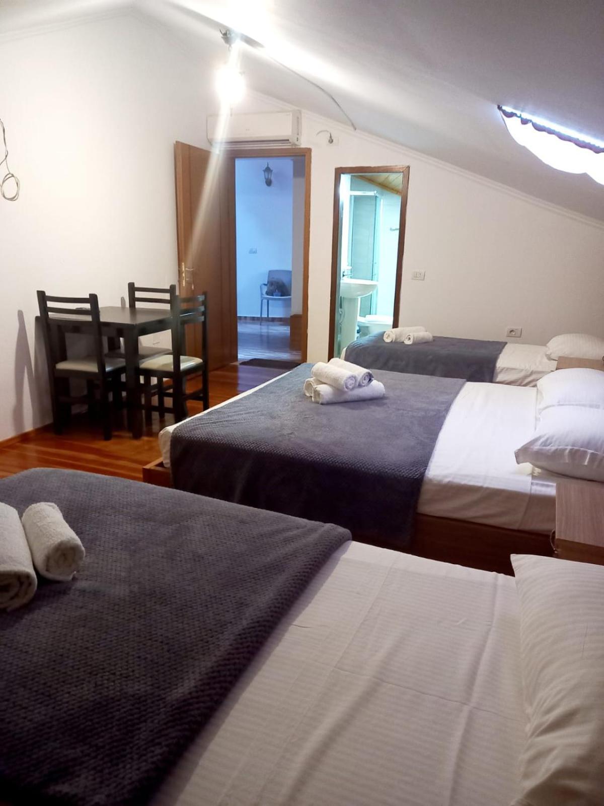 Hotel Demaj ベラト エクステリア 写真